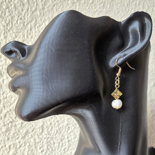Dainty Celtic Water Pearl Knots